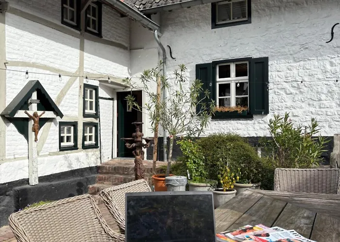 Holiday home Gezellig Authentiek 4 Persoons Vlakbij Valkenburg Voerendaal